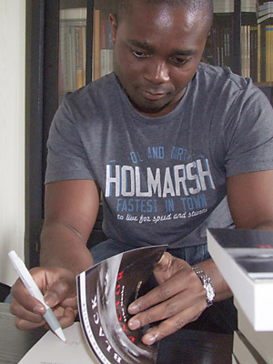 Iyke Nnaka podpisuje egzemplarze swojej książki Black Factor